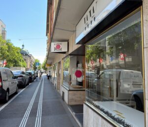 Home Eingang von WlashesWbrows an der Franklinstrasse 35 in Zürich Oerlikon